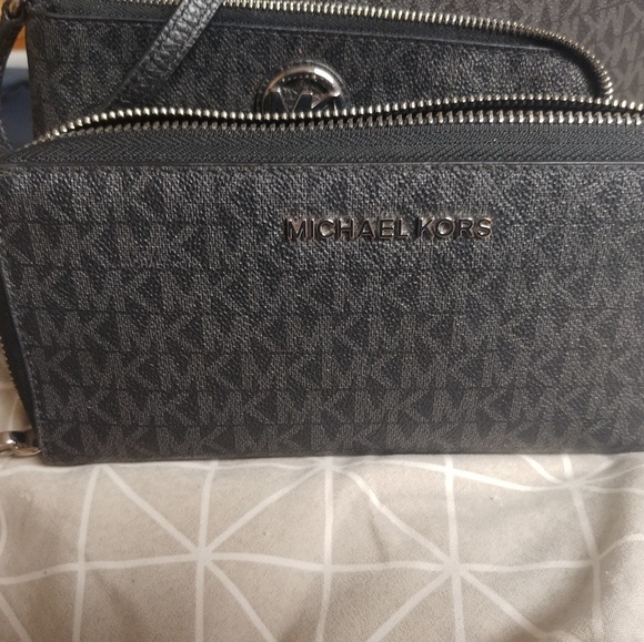 Michael Kors Jet Set Tote with wallet and wristlet - Picture 7 of 7